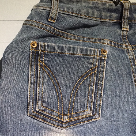 Blue Jeans - Picture 5 of 10